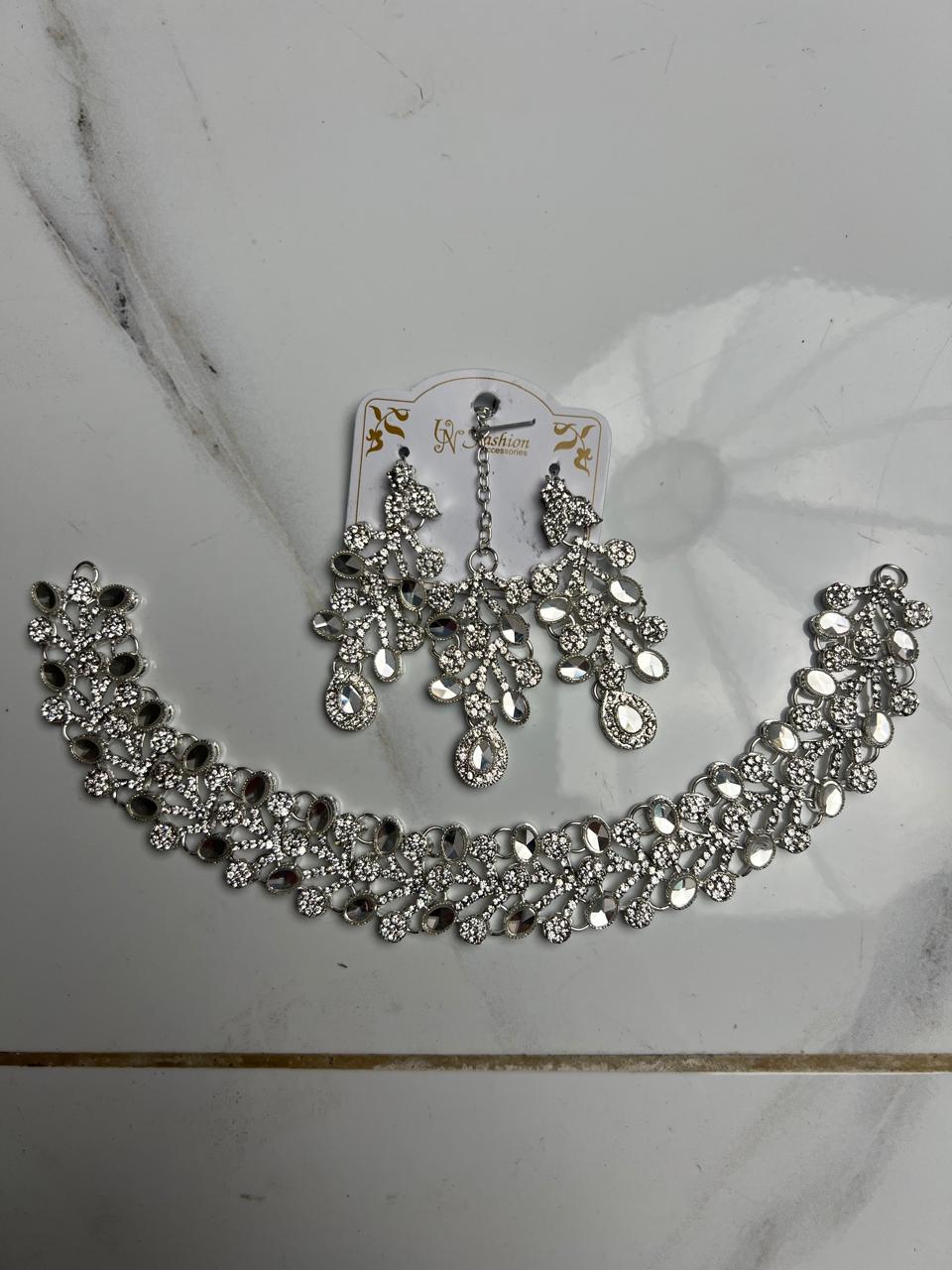 Nacklace With 2 Ear Rings And 1 Bindiya