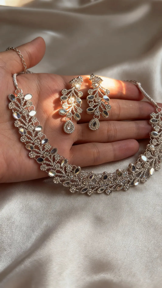 Nacklace With 2 Ear Rings And 1 Bindiya