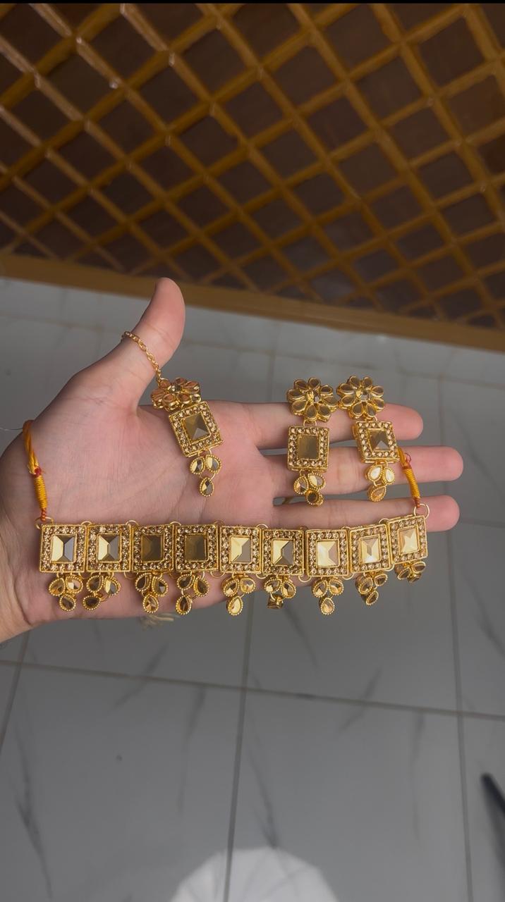 Golden Square Choker Set