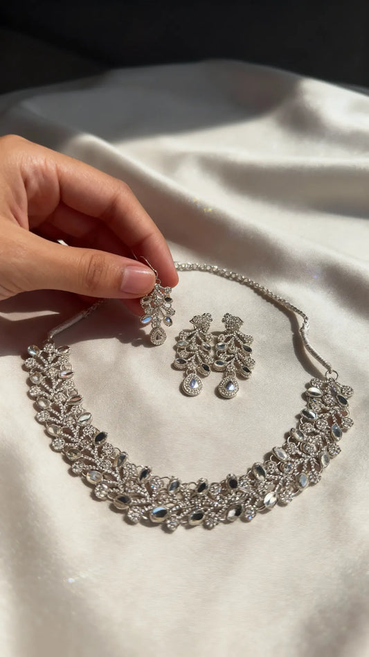 Nacklace With 2 Ear Rings And 1 Bindiya